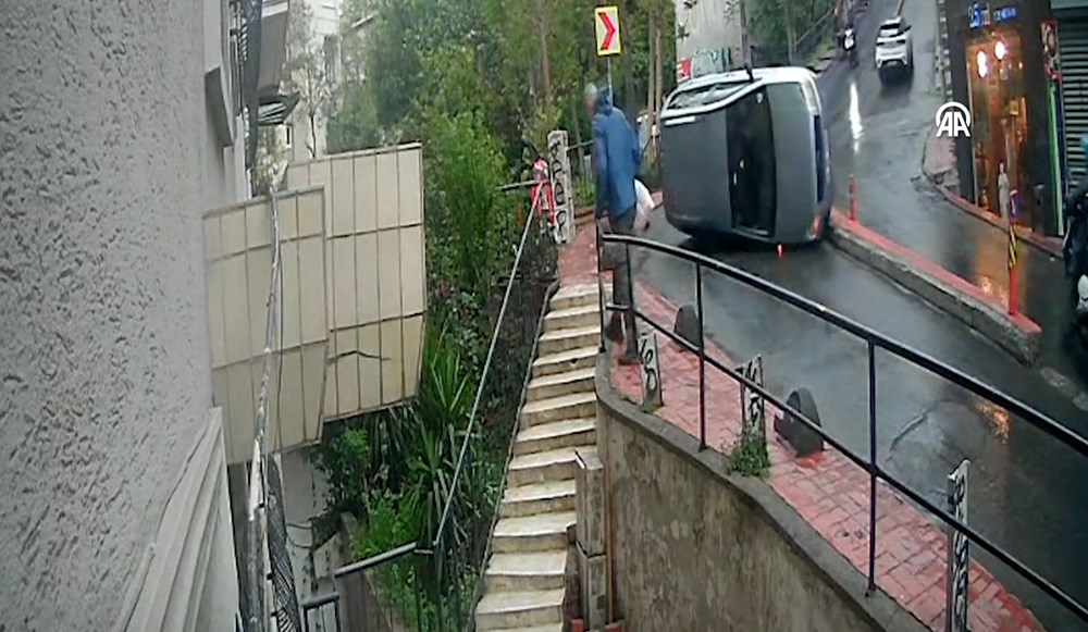 Takla atan araçtan birkaç adımla kurtuldu - 2