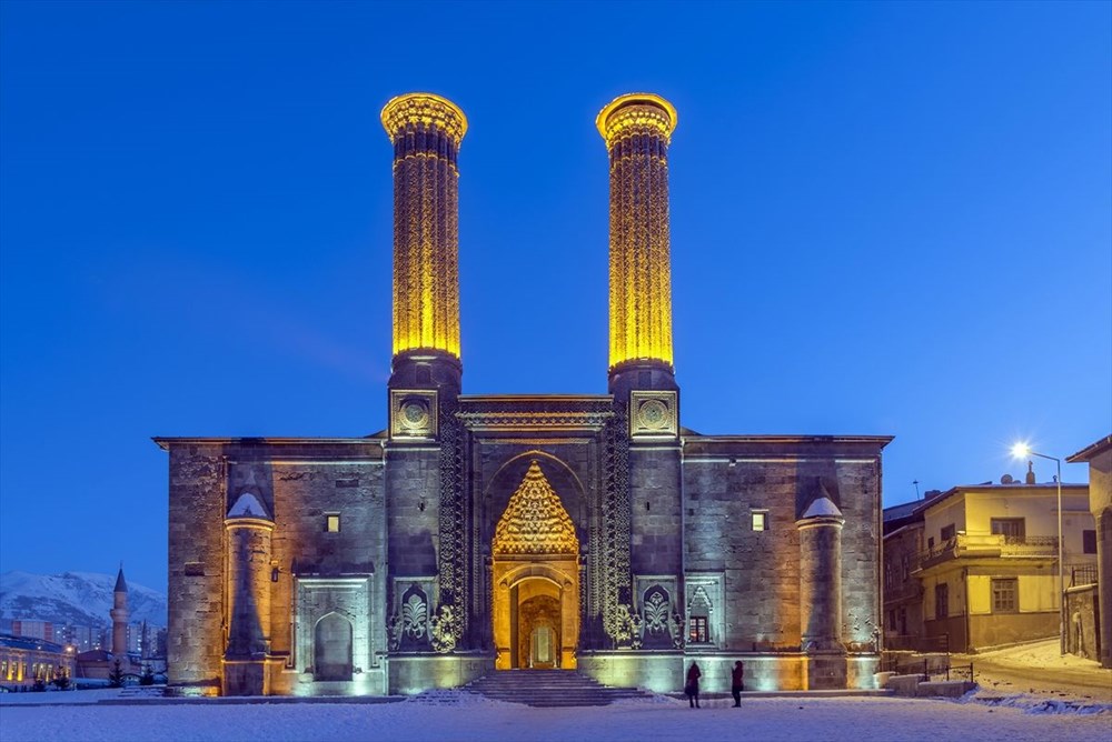 Erzurum yüzlerce yıllık yapılarıyla ziyaretçilerini tarihi yolculuğa çıkarıyor - 1