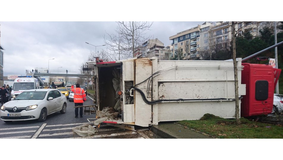 Şişli'de çöp kamyonu 3 araca çarpıp devrildi: 3 yaralı