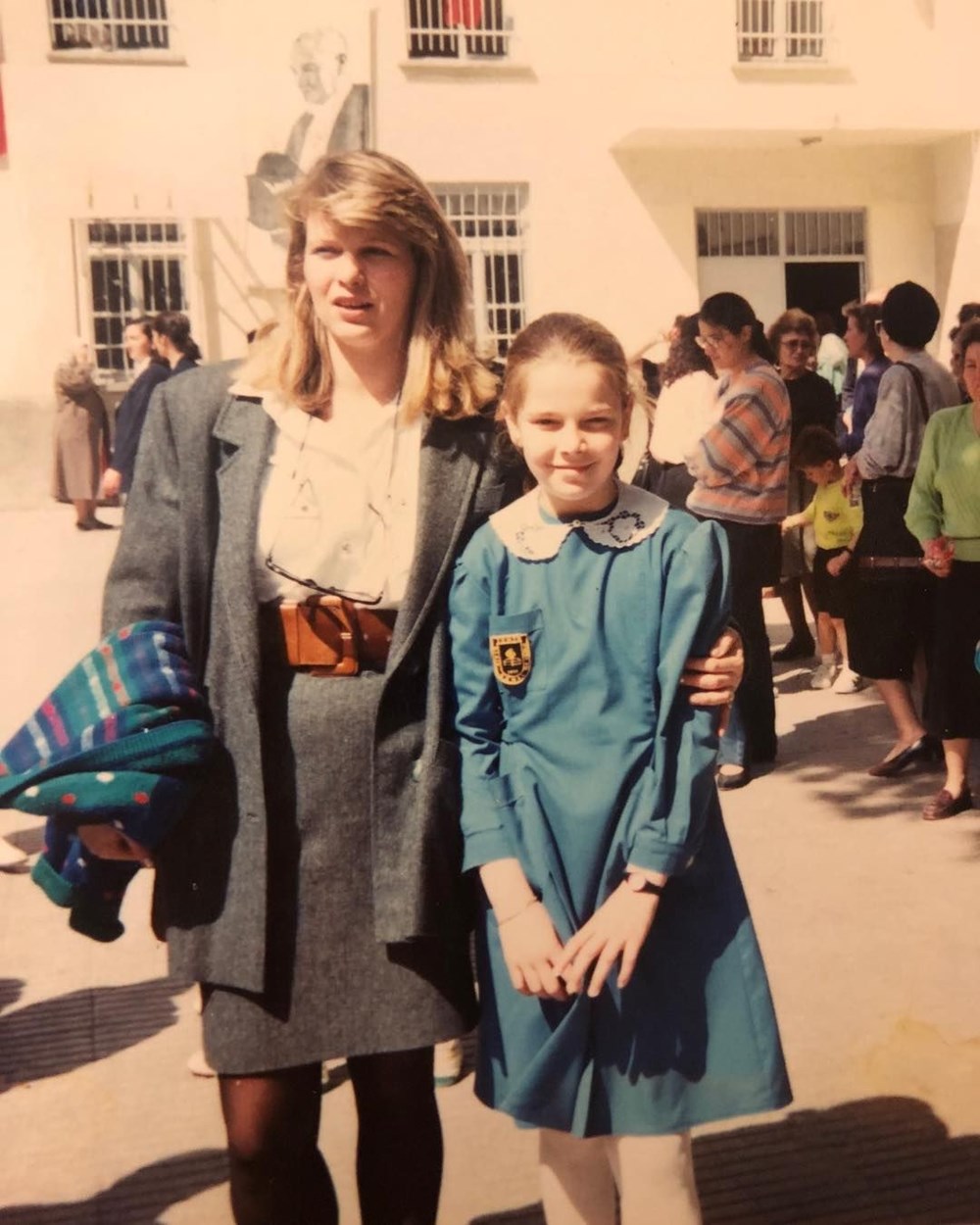 Su Burcu Yazgı Coşkun'dan nostaljik kare (Ünlülerin çocukluk ve gençlik halleri) - 469