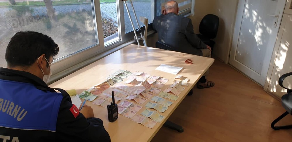 Hepsi dilencinin üzerinden çıktı: Dolar, euro, araba anahtarı - 1