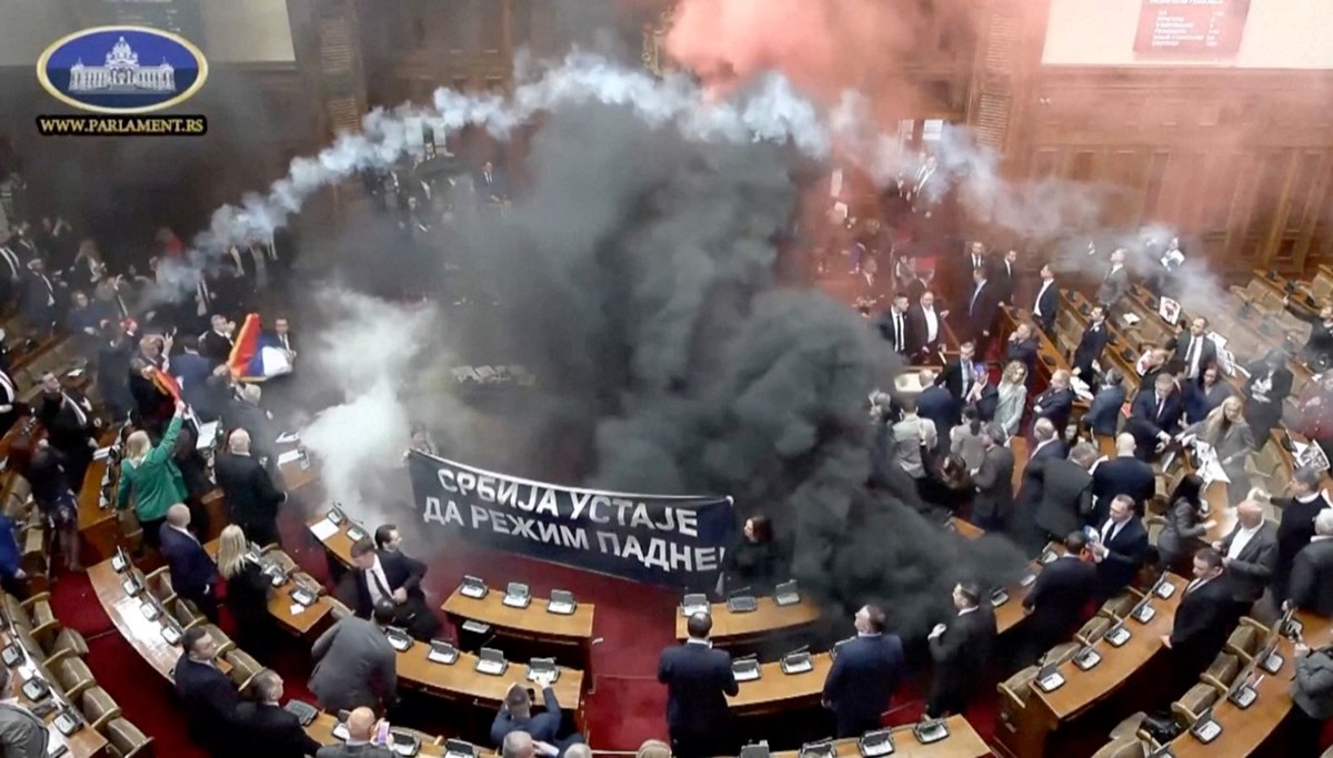 Muhalif vekiller meclise sis bombası attı! Sırbistan'da hükümete işaret fişekli protesto Muhalif vekiller meclise sis bombası attı! Sırbistan'da hükümete işaret fişekli protesto