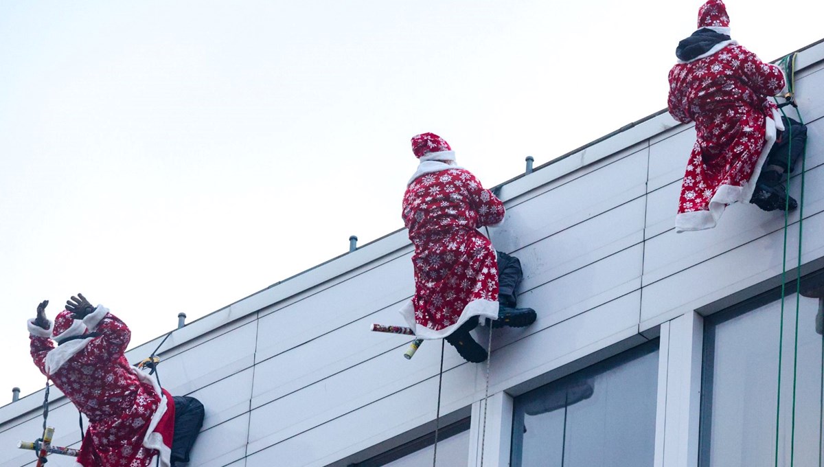 Moskova'da çatıdan inen Noel babalar hasta çocukları sevindirdi