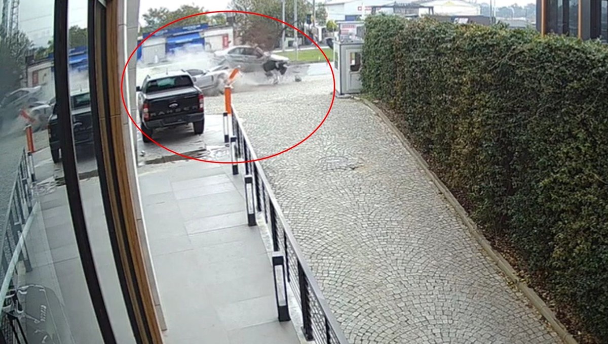 Sürücüsünün kontrolünü yitirdiği otomobil, satış firmasının aracına çarptı