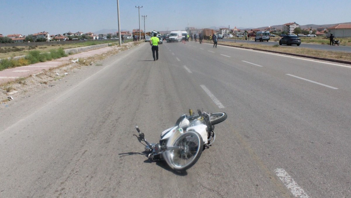 Ehliyetsiz sürücü polise çarptı