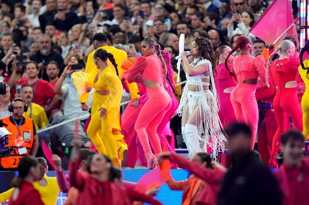 Camila Cabello UEFA Şampiyonlar Ligi final maçı seyircisine tepki gösterdi - 4