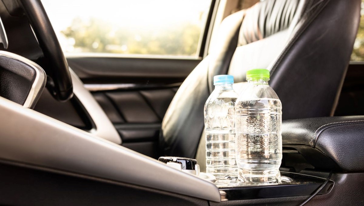 Araçta bıraktığınız plastik şişelere dikkat: Vücudu yavaş yavaş zehirliyor Araçta bıraktığınız plastik şişelere dikkat: Vücudu yavaş yavaş zehirliyor