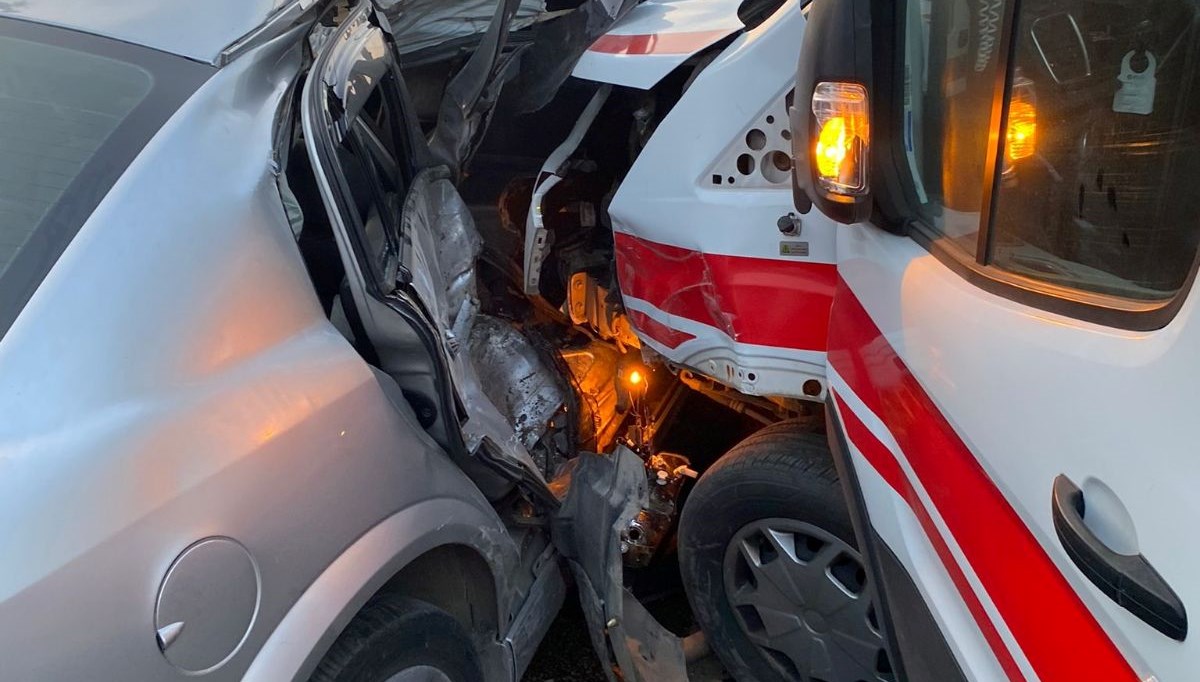 Ambulans ile otomobil çarpıştı