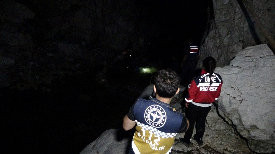 İzinsiz girdikleri kanyonda mahsur kalan 15 kişi, 9 saat sonra kurtarıldı - 1