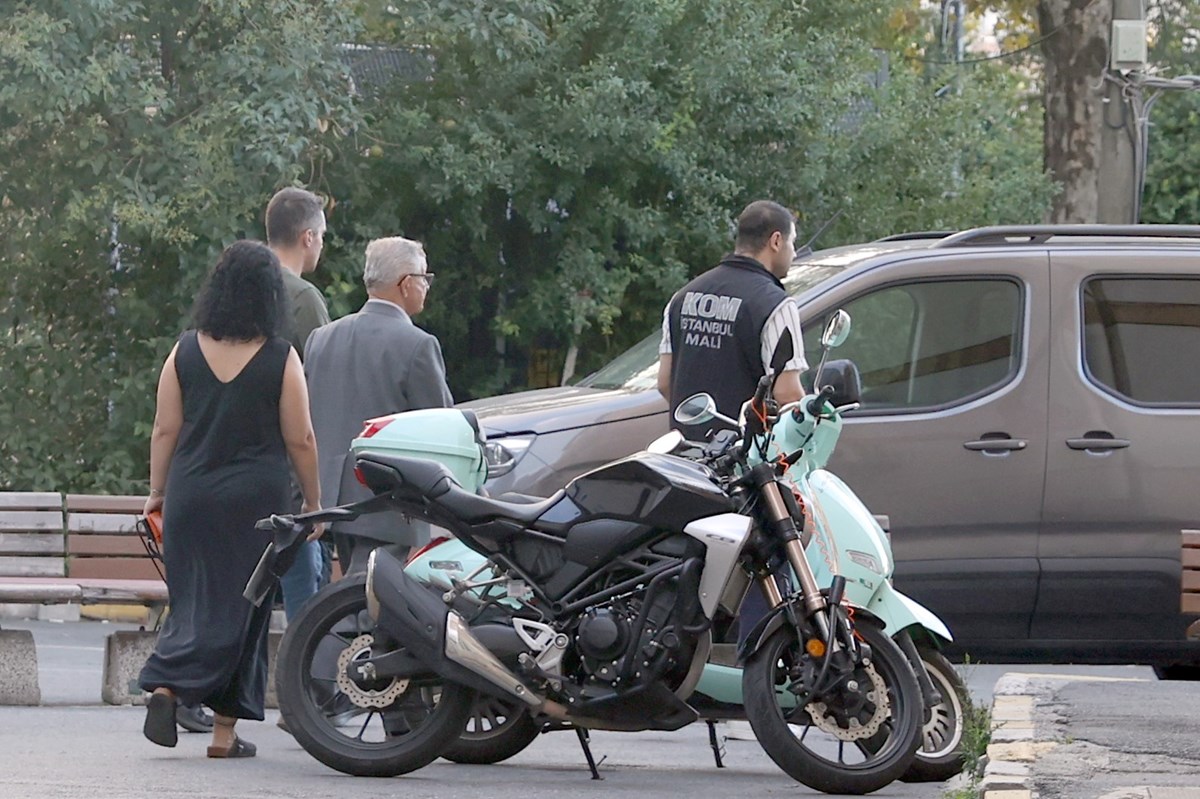 Polis eşliğinde hastaneye getirilen Bayrampaşa Belediye Başkan Yardımcısı Lütfi Kadıoğulları, burada sağlık kontrolünde geçirildi.