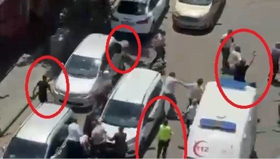 Husumetli aileler arasında bıçaklı kavga: 4 kişi yaralandı