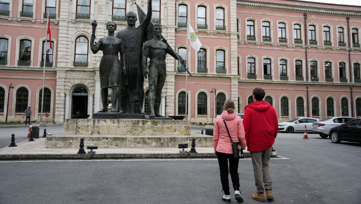 Öğrencilerden ziyaret iznine tepki | İstanbul Üniversitesi'nden açıklama Öğrencilerden ziyaret iznine tepki | İstanbul Üniversitesi'nden açıklama