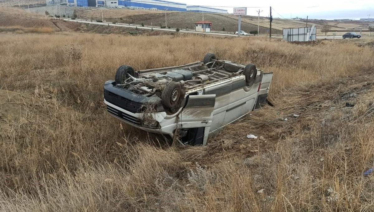 Çorum'da lastiği patlayan minibüs şarampole devrildi