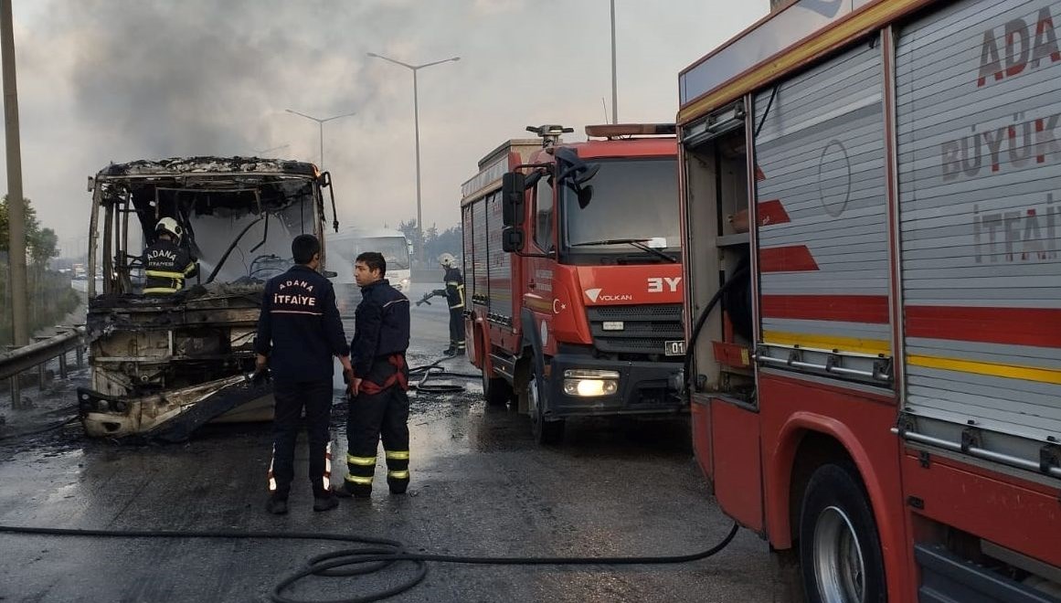 Adana’da özel halk otobüsü küle döndü