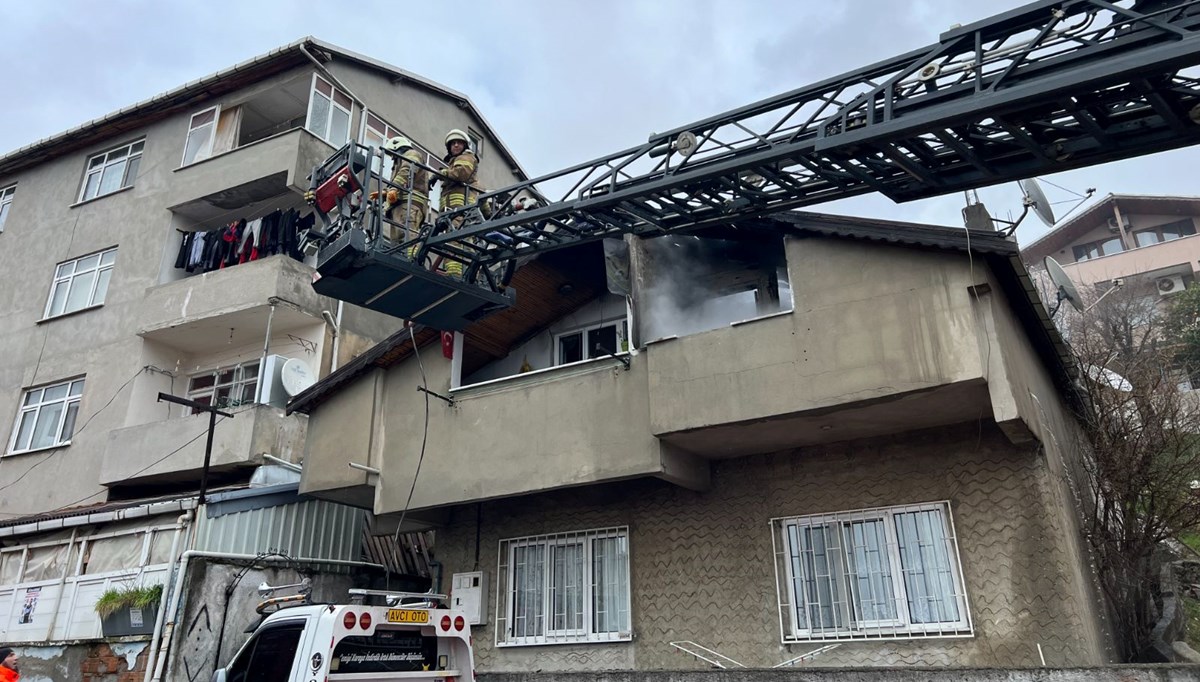 Pendik'te binanın çatı katında çıkan yangın söndürüldü