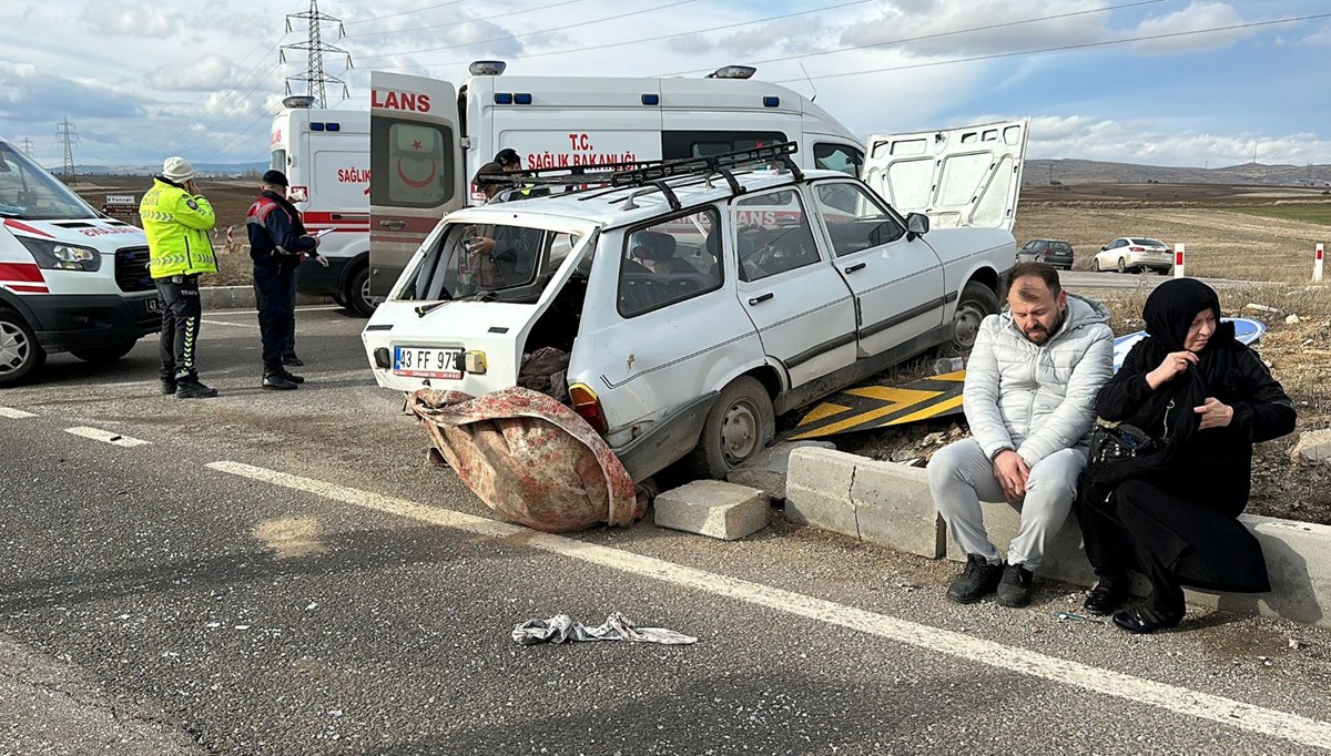 Kütahya'da 2 otomobil çarpıştı; 1'i ağır, 8 yaralı