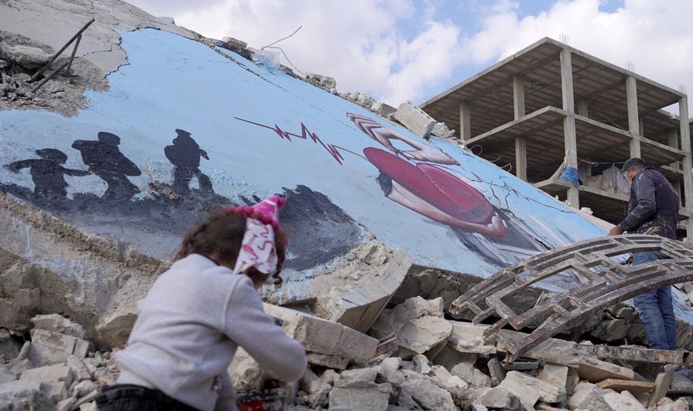 Suriyeliler acılarını bu kez deprem enkazına resmetti - 2