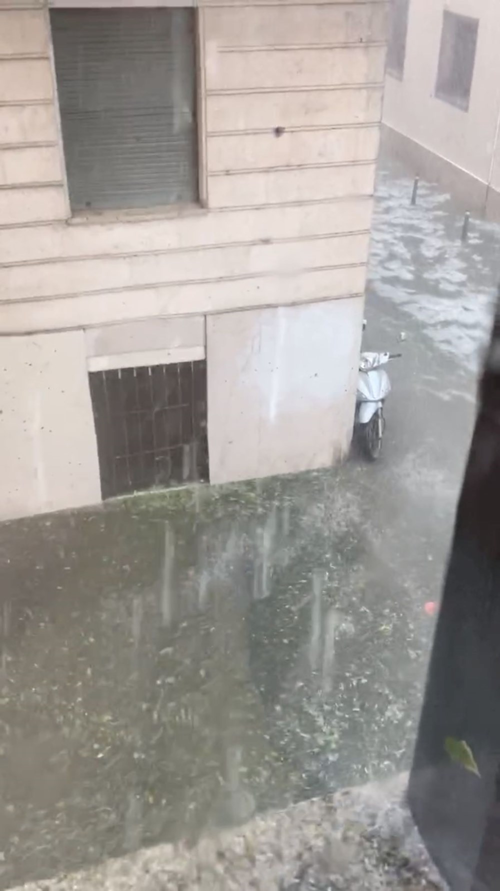 İtalya'da sağanak sonrası buz nehirleri - 3