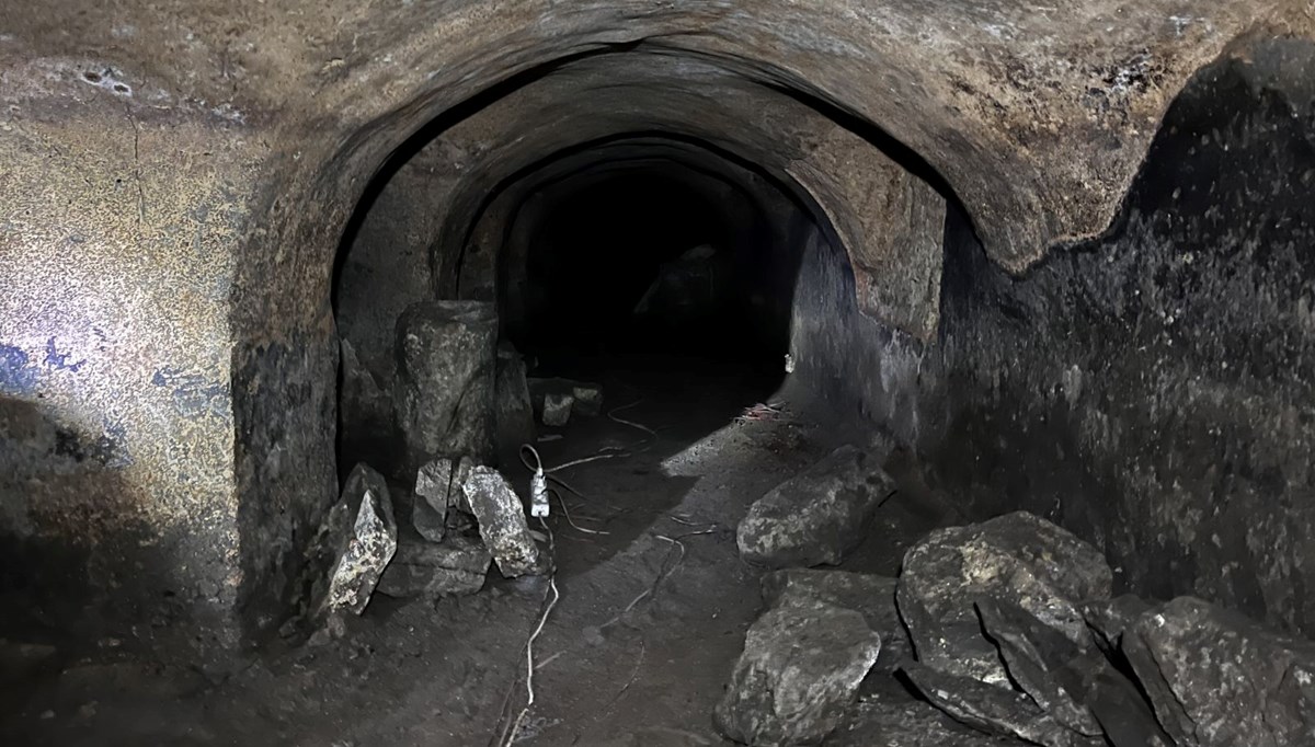 Ayasofya'nın yeraltı gizemleri: Tüneller, üç odalı mezar, taş borular... Tam bir kilometre uzunluğunda Ayasofya'nın yeraltı gizemleri: Tüneller, üç odalı mezar, taş borular... Tam bir kilometre uzunluğunda