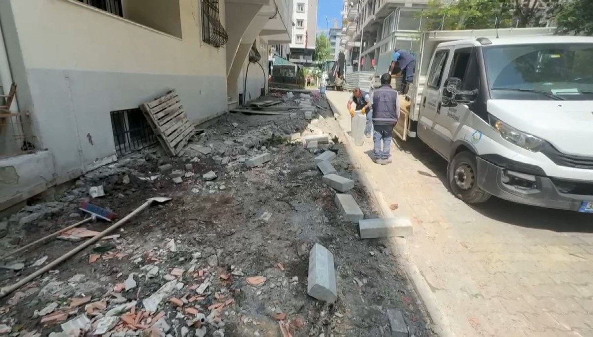 Avcılar'da önündeki kaldırım çöken binaya oturma izni Avcılar'da önündeki kaldırım çöken binaya oturma izni