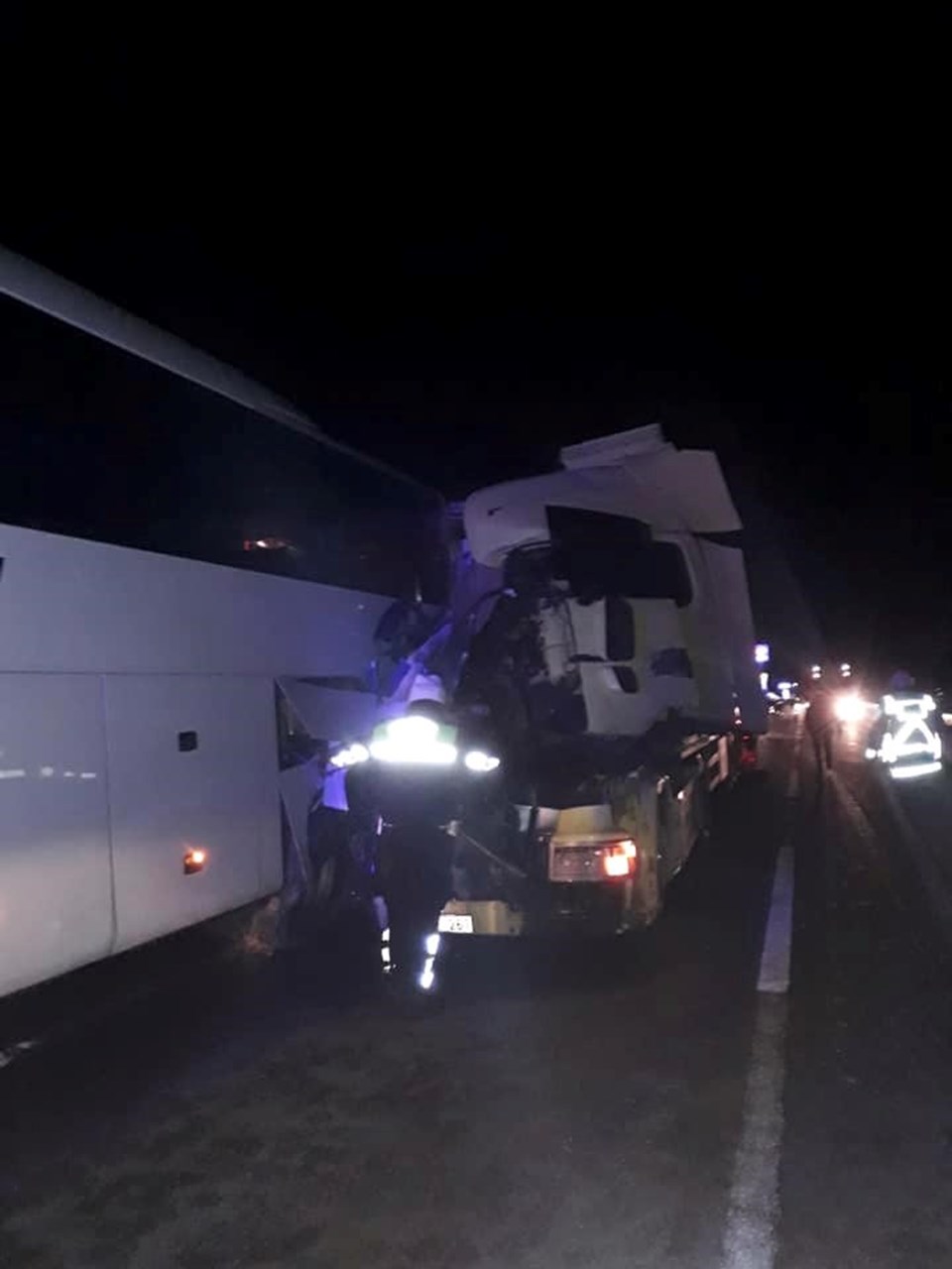 TIR, yolcu otobüsüne çarptı: 1 ölü, 2 yaralı - 1