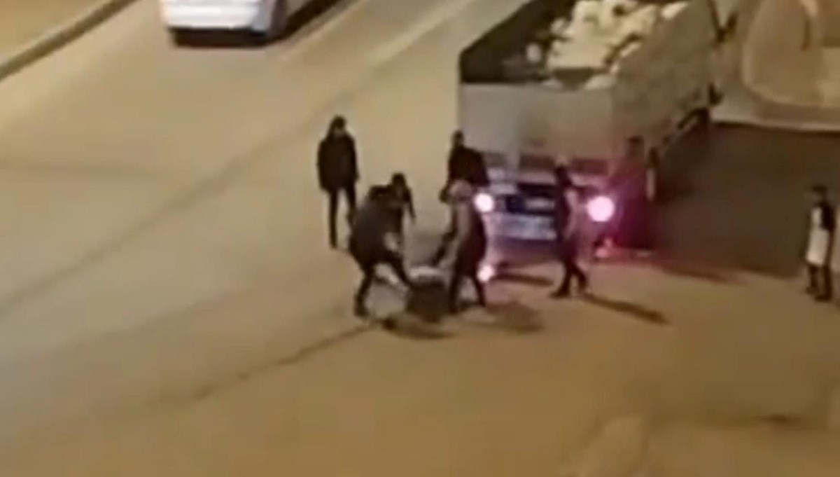 Aralarına aldıkları adamı öldüresiye dövdüler Aralarına aldıkları adamı öldüresiye dövdüler