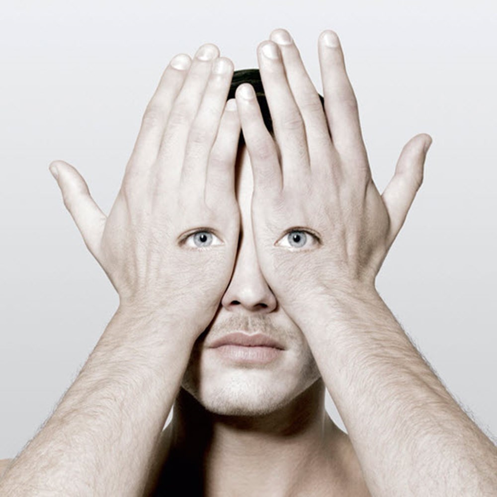 Закрыть человеку глаза на фото Закрыть человеку глаза на фото