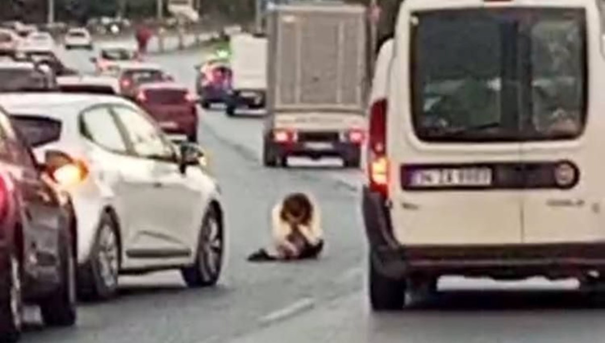 Akan trafikte yola atlayıp oturdu