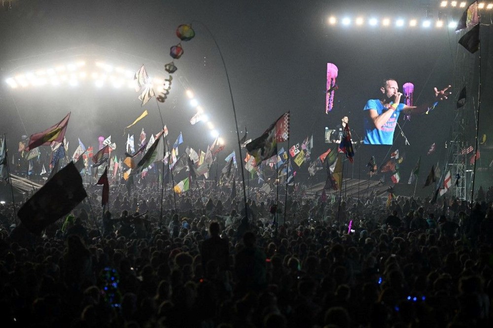 Glastonbury'e damga vurdu: Coldplay konserinde Michael J. Fox sürprizi - 2