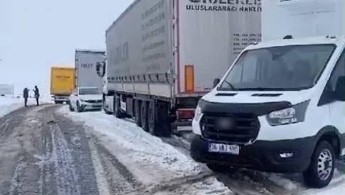 Kars-Ardahan karayolunda kar yağışı: TIR'lar kara saplandı