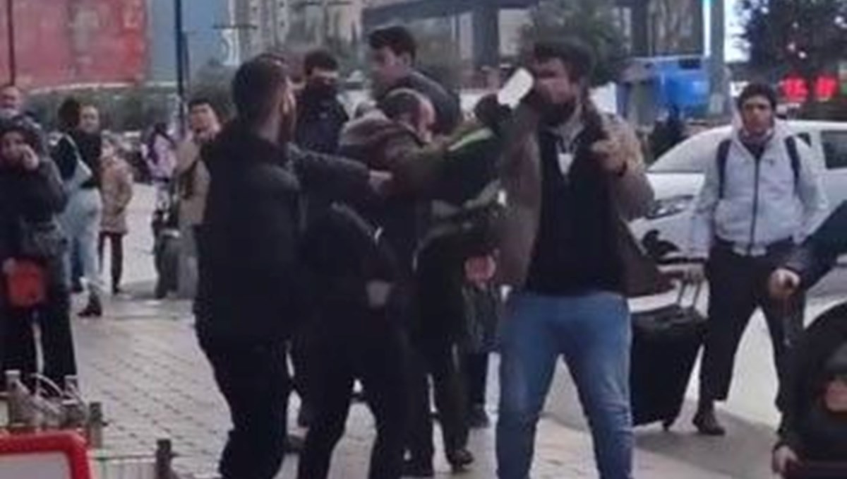 Biri bıçak çekti diğeri çantayla saldırdı