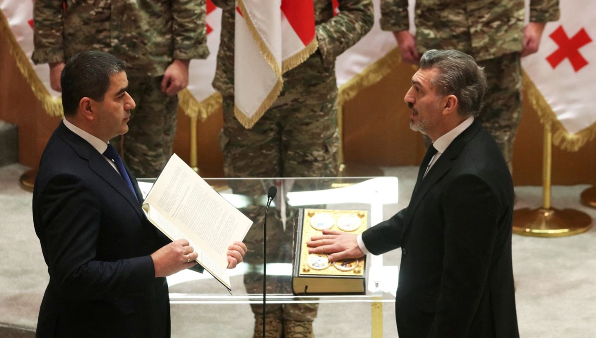 Gürcistan’da siyasi kriz: Yeni cumhurbaşkanı göreve başladı Gürcistan’da siyasi kriz: Yeni cumhurbaşkanı göreve başladı
