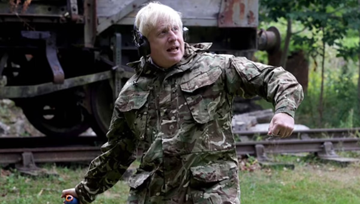 Boris Johnson, İngiltere'de eğitim gören Ukraynalı askerleri ziyaret etti: El bombası attı