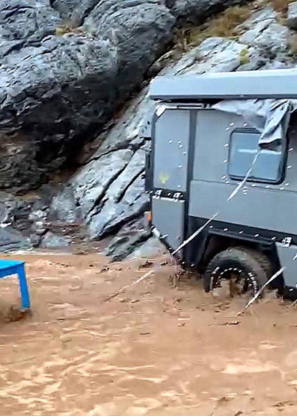 Dünyaca ünlü koyda korku dolu anlar | Ortaca’da sel suları aniden geldi, karavanlar sürüklendi - 7