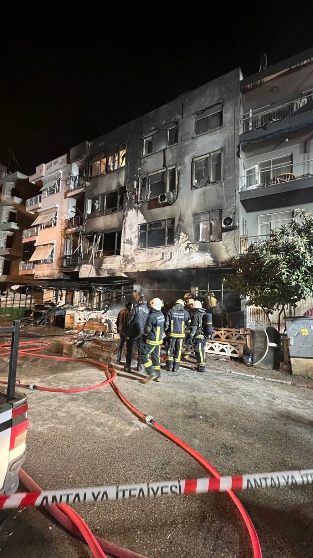 Televizyon kavgası faciayla
bitti! İş yerini ateşe verdi, apartman alev topuna döndü: Bir ölü, iki yaralı - 12