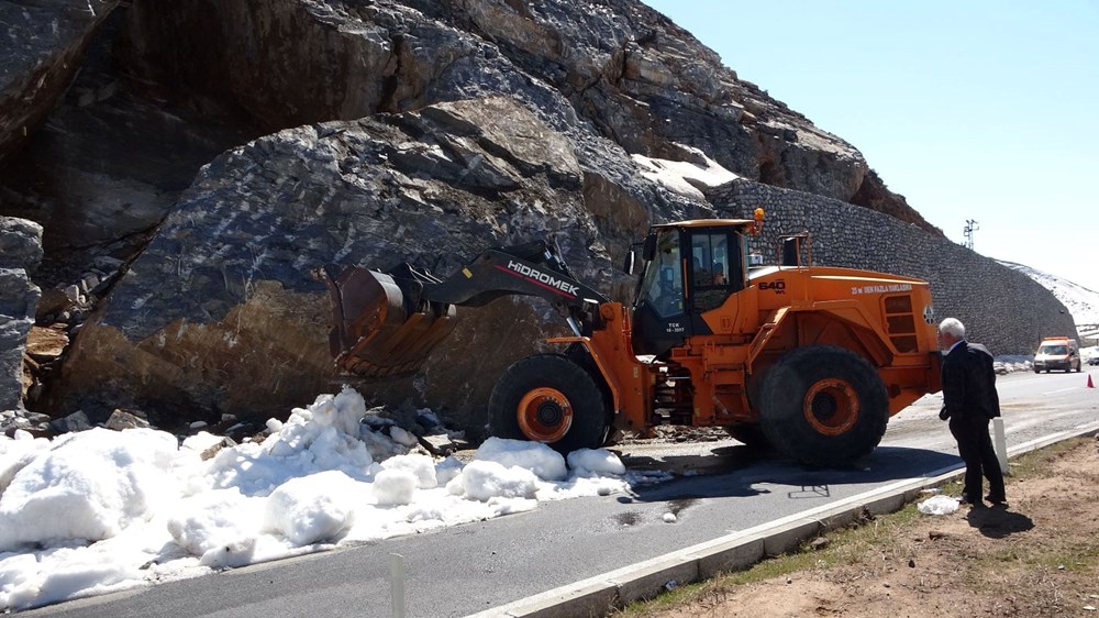 Düşen dev kaya nedeniyle Bitlis-Tatvan karayolu trafiğe kapatıldı - 4