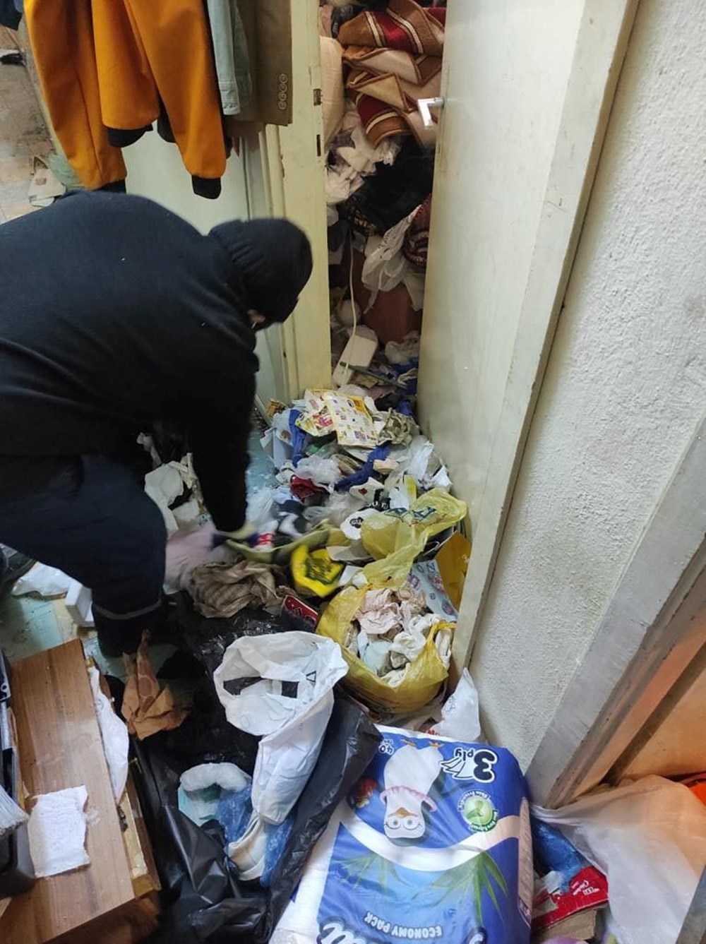 Anne ile oğlunun yaşadığı evden 45 ton çöp çıktı - 6