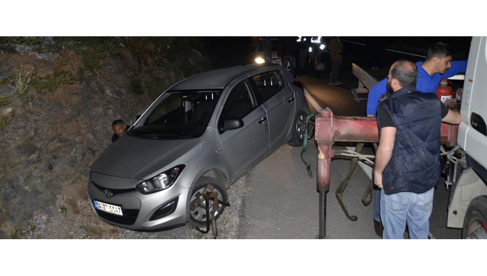 Polis aracına çarpıp kaçtılar
