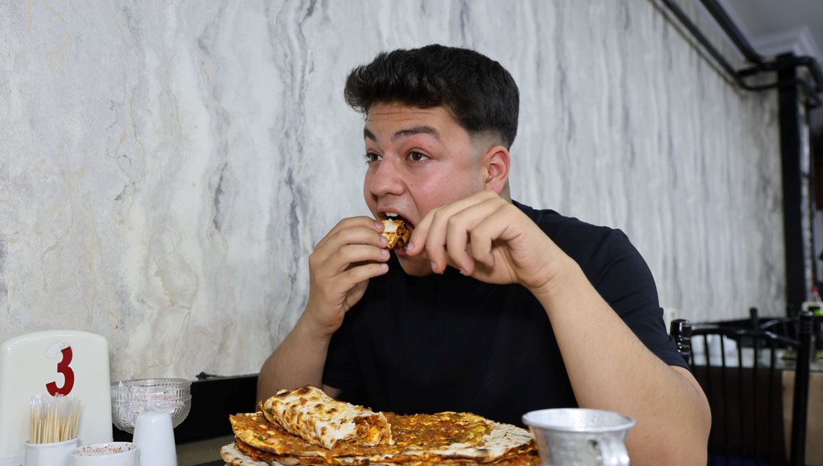 Bir oturuşta 15 lahmacun yiyor: 110 kilo rakipleriyle mücadele ediyor