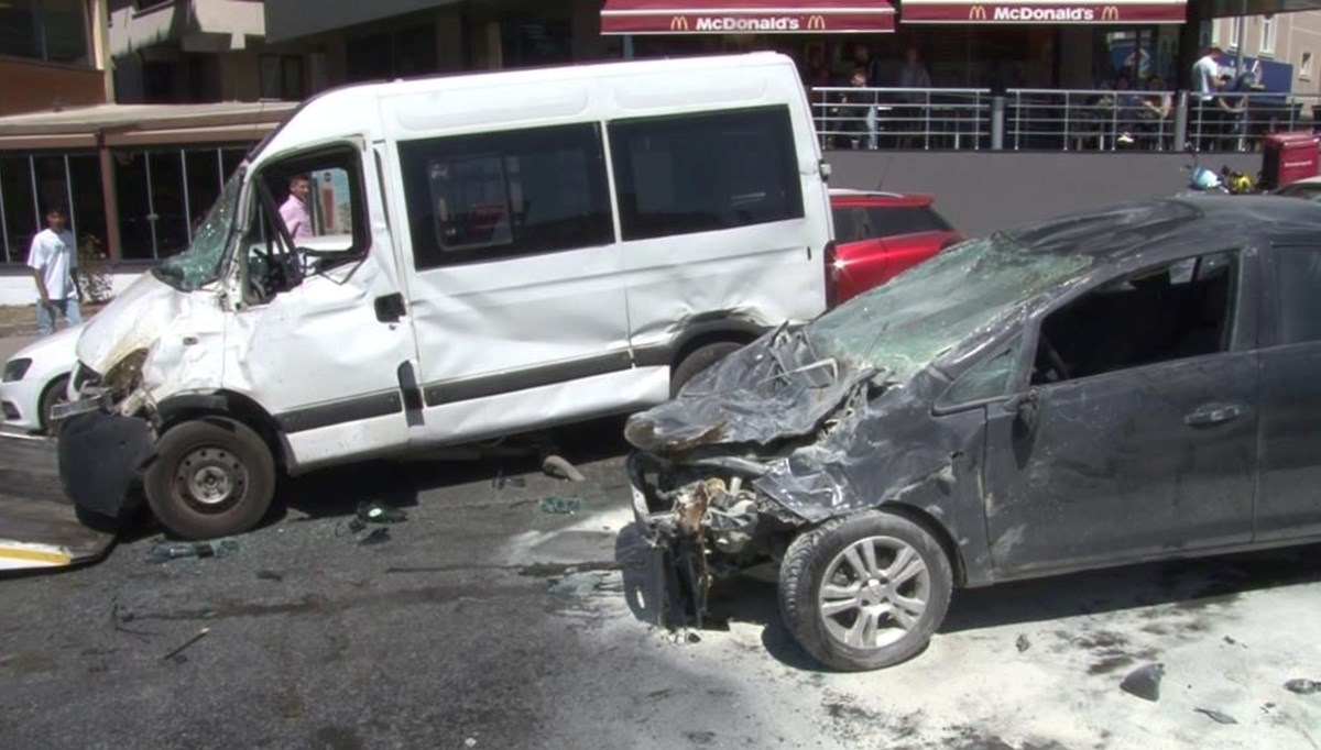 İstanbul'da servis aracı ile otomobil kafa kafaya çarpıştı: 3 yaralı İstanbul'da servis aracı ile otomobil kafa kafaya çarpıştı: 3 yaralı