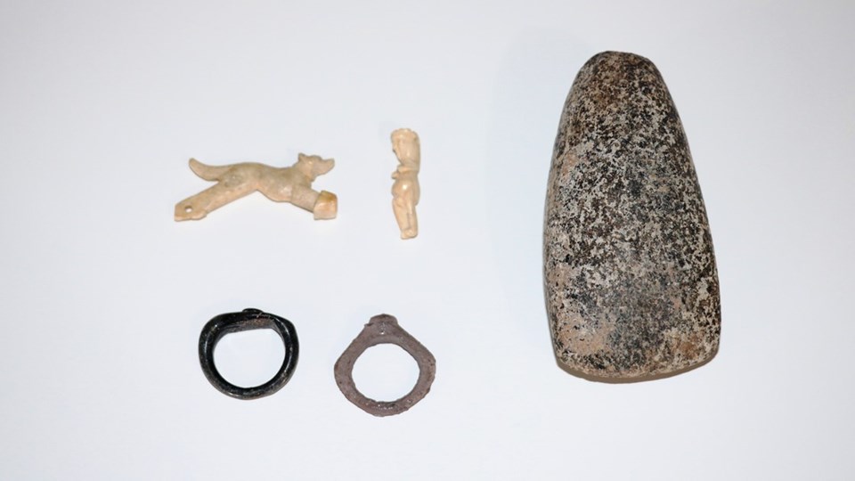 Assos'ta 1600 yıllık insan ve hayvan figürlü iki kolye ucu bulundu - 1