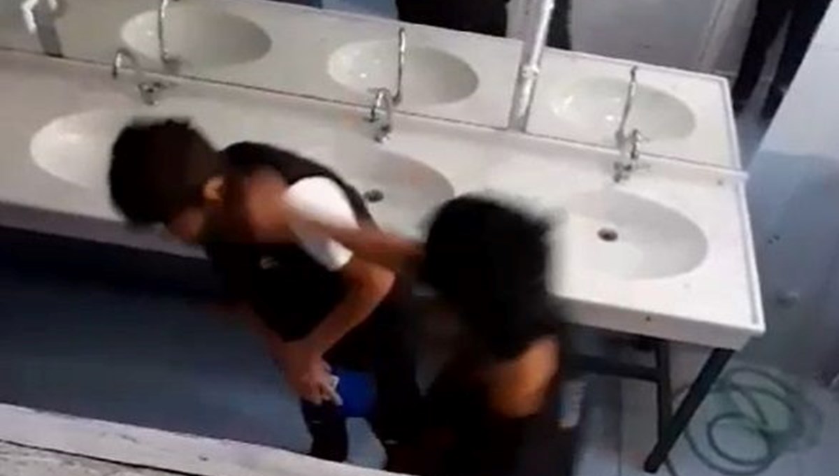 Okulda akran zorbalığı: 3 öğrenci arkadaşını dövüp kameraya çekti Okulda akran zorbalığı: 3 öğrenci arkadaşını dövüp kameraya çekti