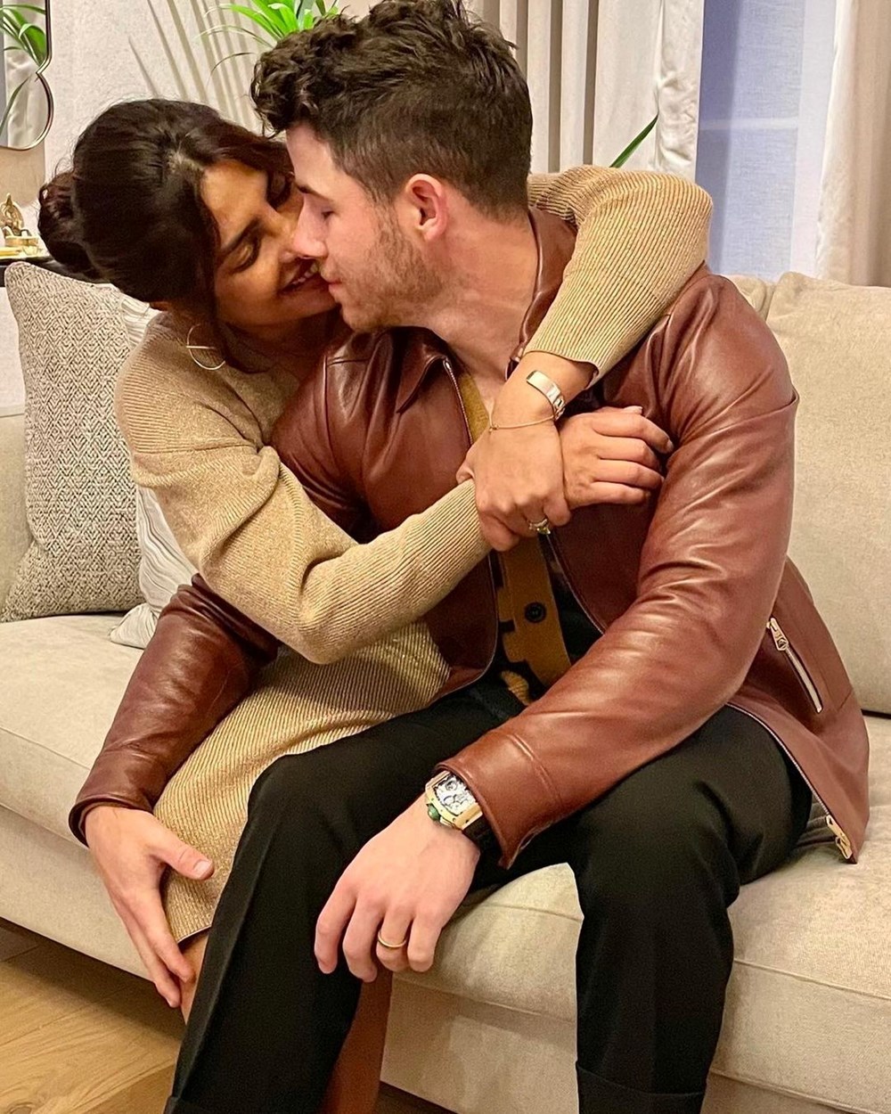 Nick Jonas ve Priyanka Chopra bebeklerinin fotoğrafını ilk kez paylaştı - 4