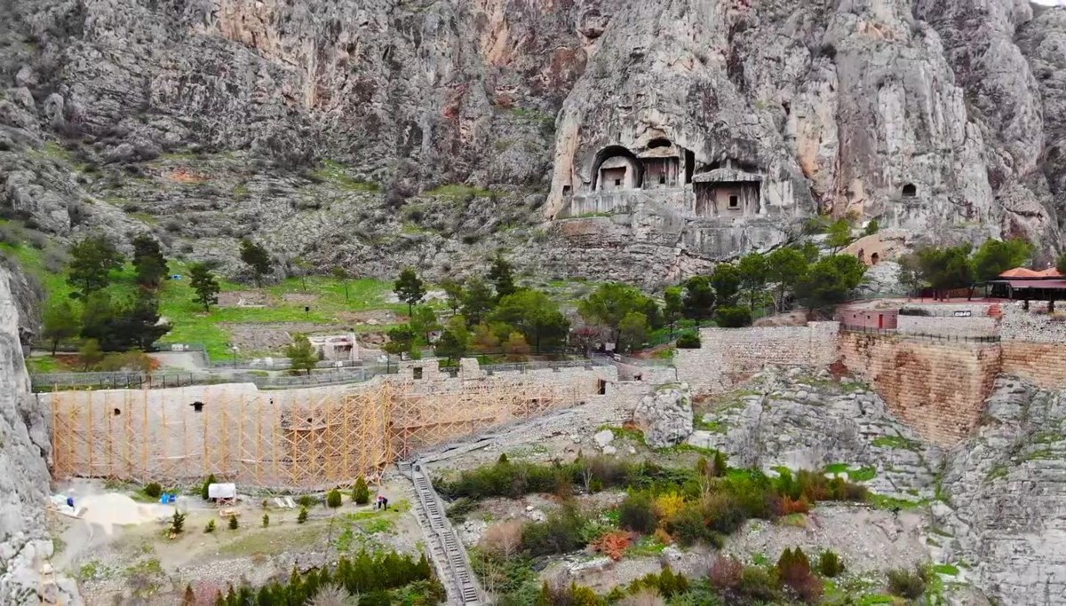 Amasya'da 2 bin 400 yıllık surlar restore ediliyor Amasya'da 2 bin 400 yıllık surlar restore ediliyor