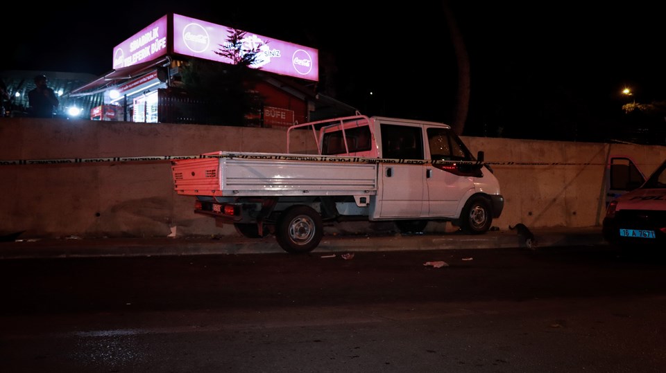 Bursa'da kamyonet kaldırımdaki yayalara çarptı: 1'i ağır 3 yaralı - 1