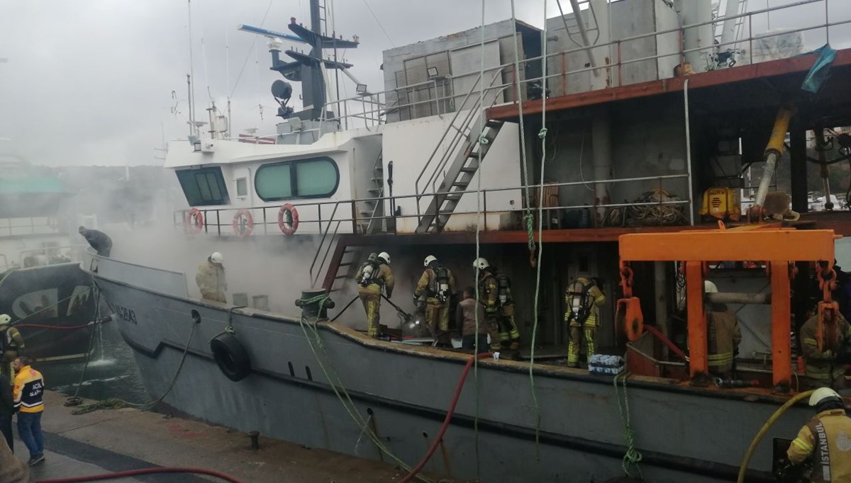 İstanbul'da tekne yangını İstanbul'da tekne yangını