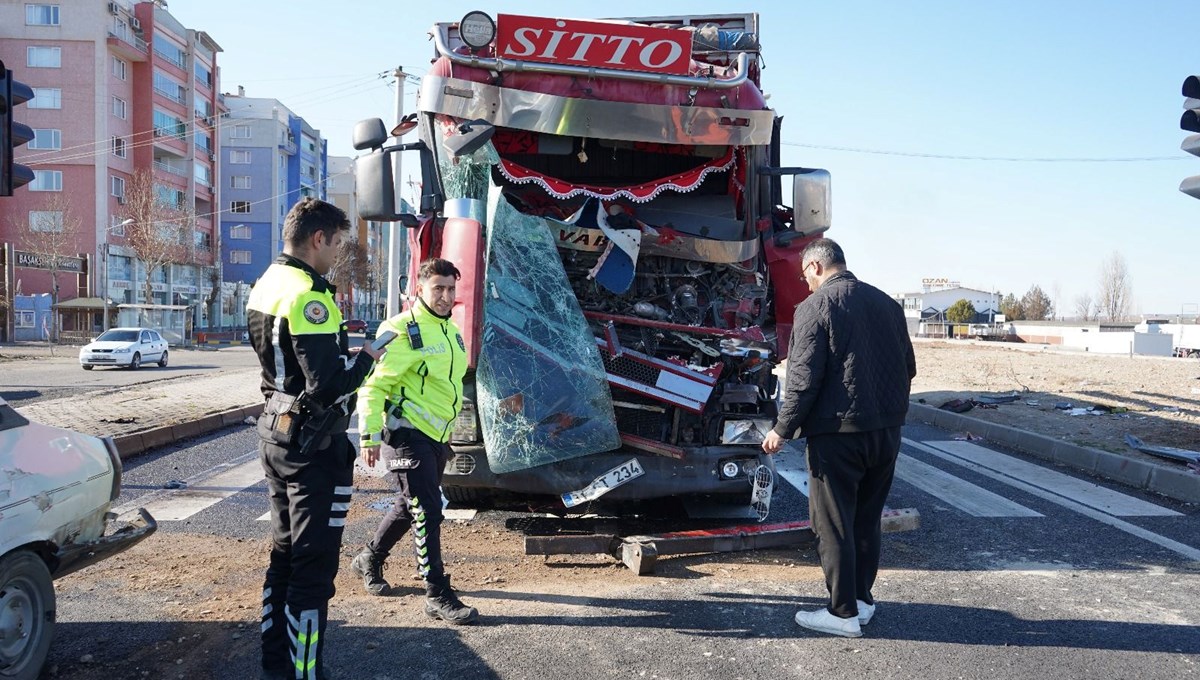 Diyarbakır'da 4 araç birbirine girdi: 2'si çocuk 3 yaralı