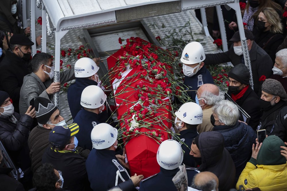 USTA OYUNCU FATMA GİRİK SON YOLCULUĞUNA UĞURLANDI... Usta oyuncu Fatma Girik son yolculuğuna uğurlandı - 18