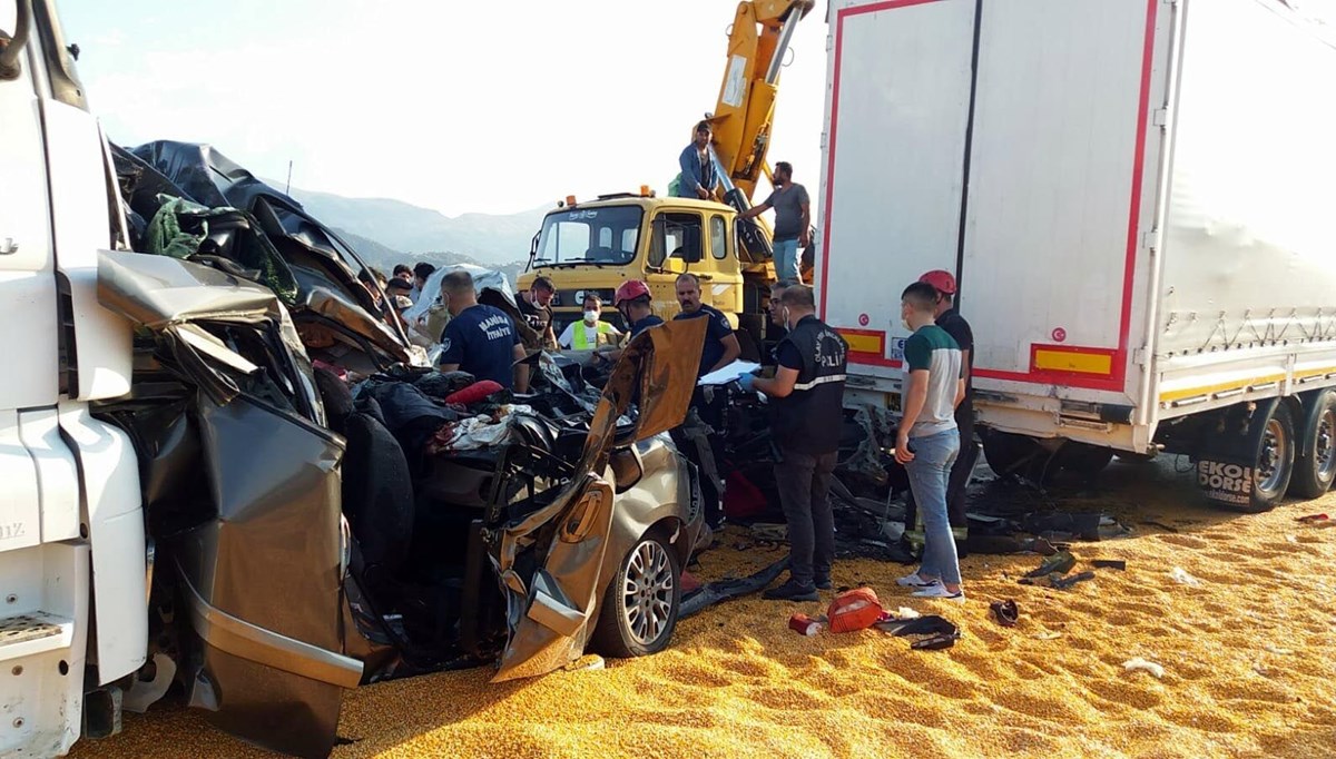 Manisa'da TIR, kırmızı ışıkta bekleyen araçlara çarptı: 3 ölü