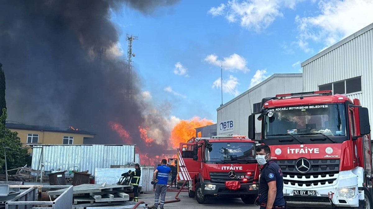 Gebze'de fabrika alev topuna döndü: Bölgeye çok sayıda ekip sevk edildi